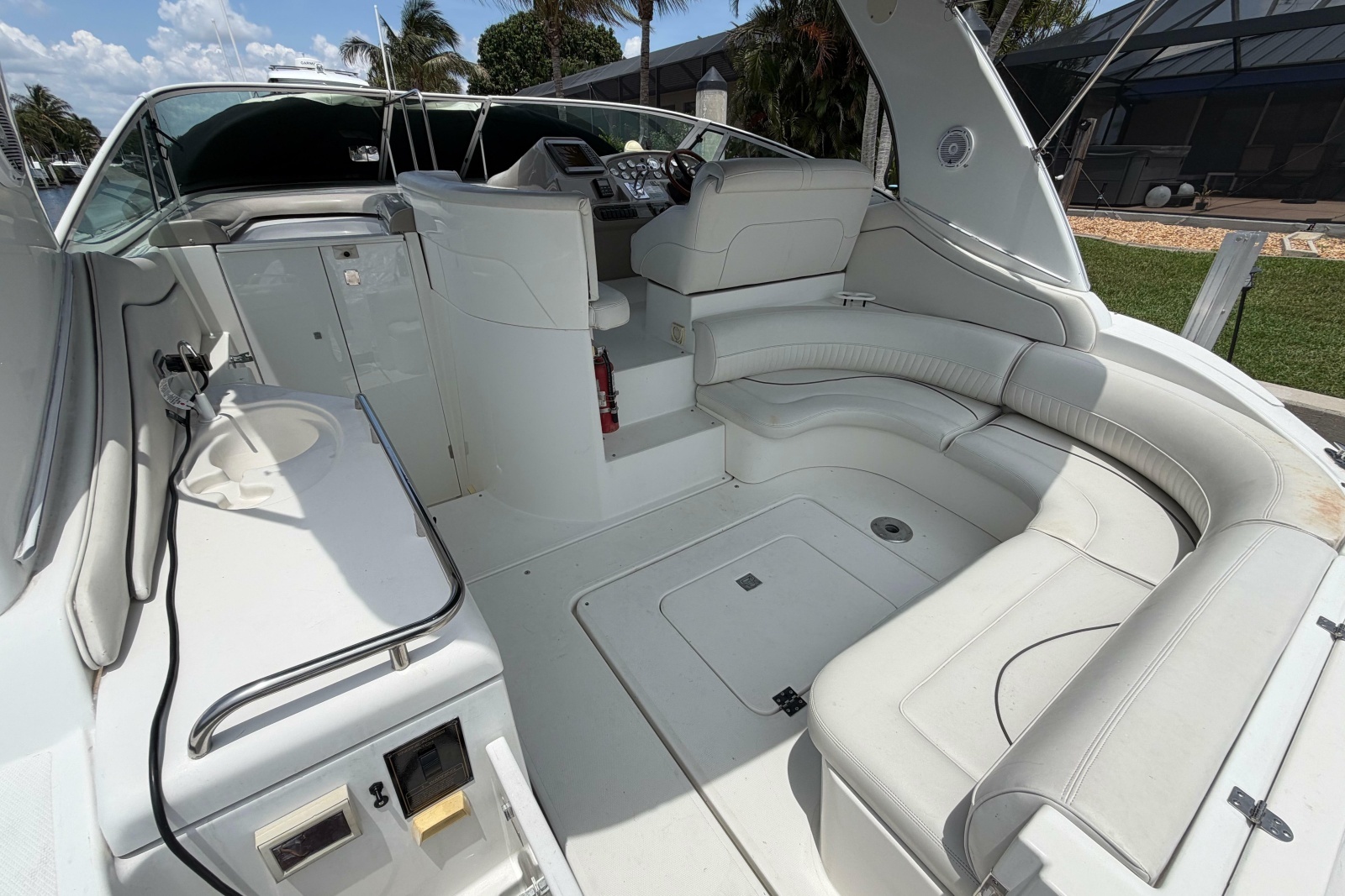 2001 Cruisers Yachts 3672 Express