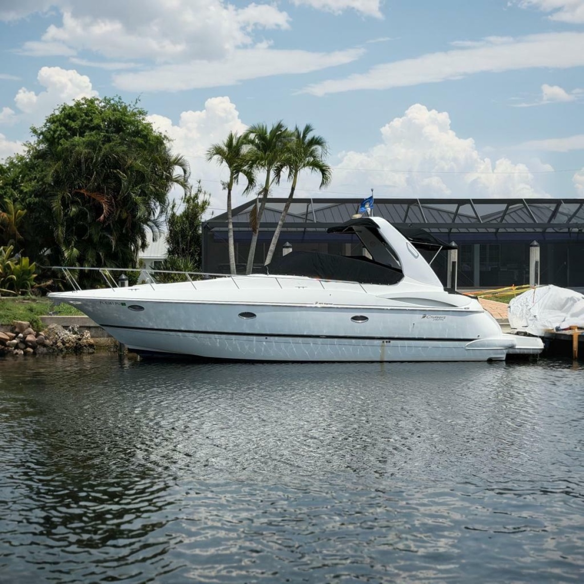 2001 Cruisers Yachts 3672 Express