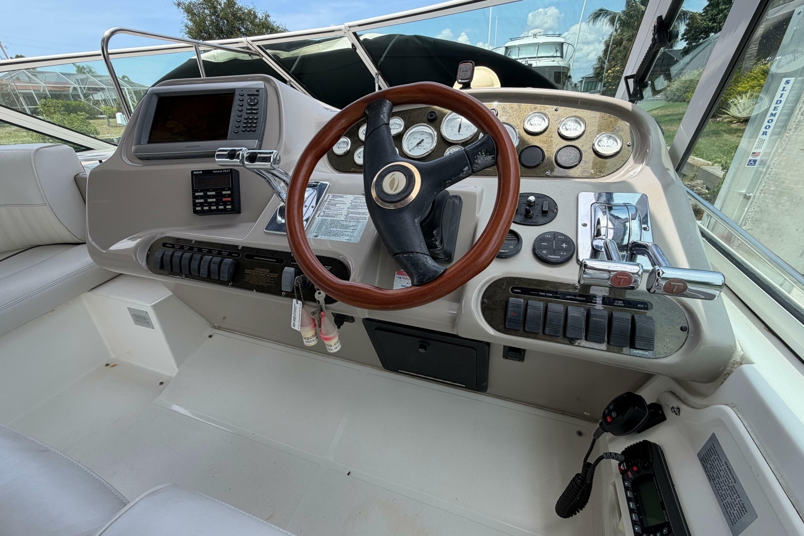 2001 Cruisers Yachts 3672 Express