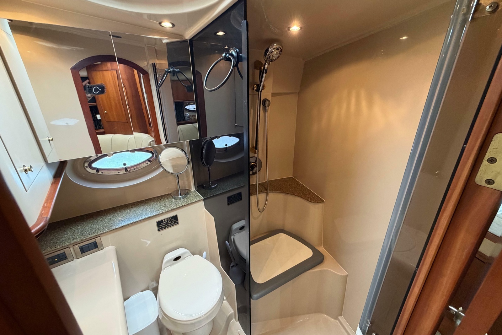 2001 Cruisers Yachts 3672 Express
