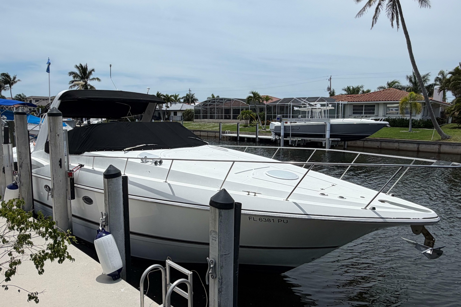 2001 Cruisers Yachts 3672 Express