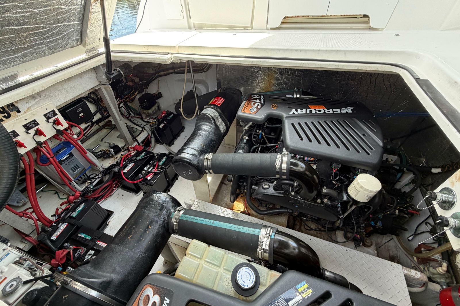 2001 Cruisers Yachts 3672 Express