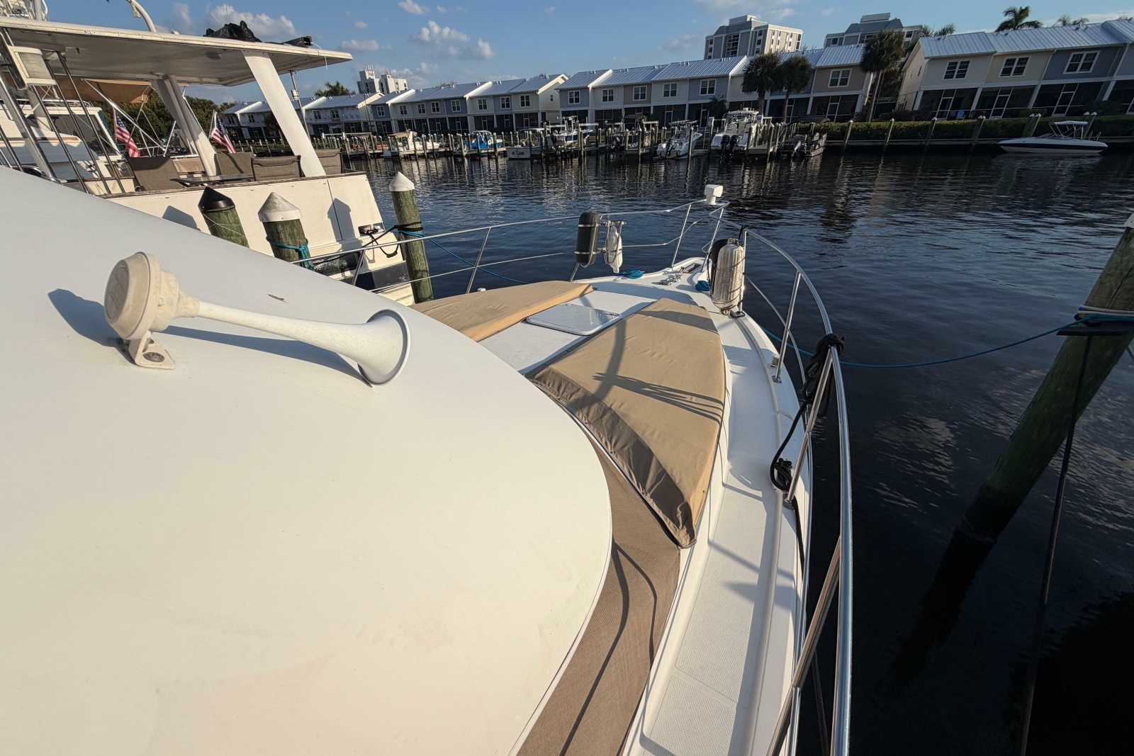 2000 Carver 356 Aft Cabin Motor Yacht