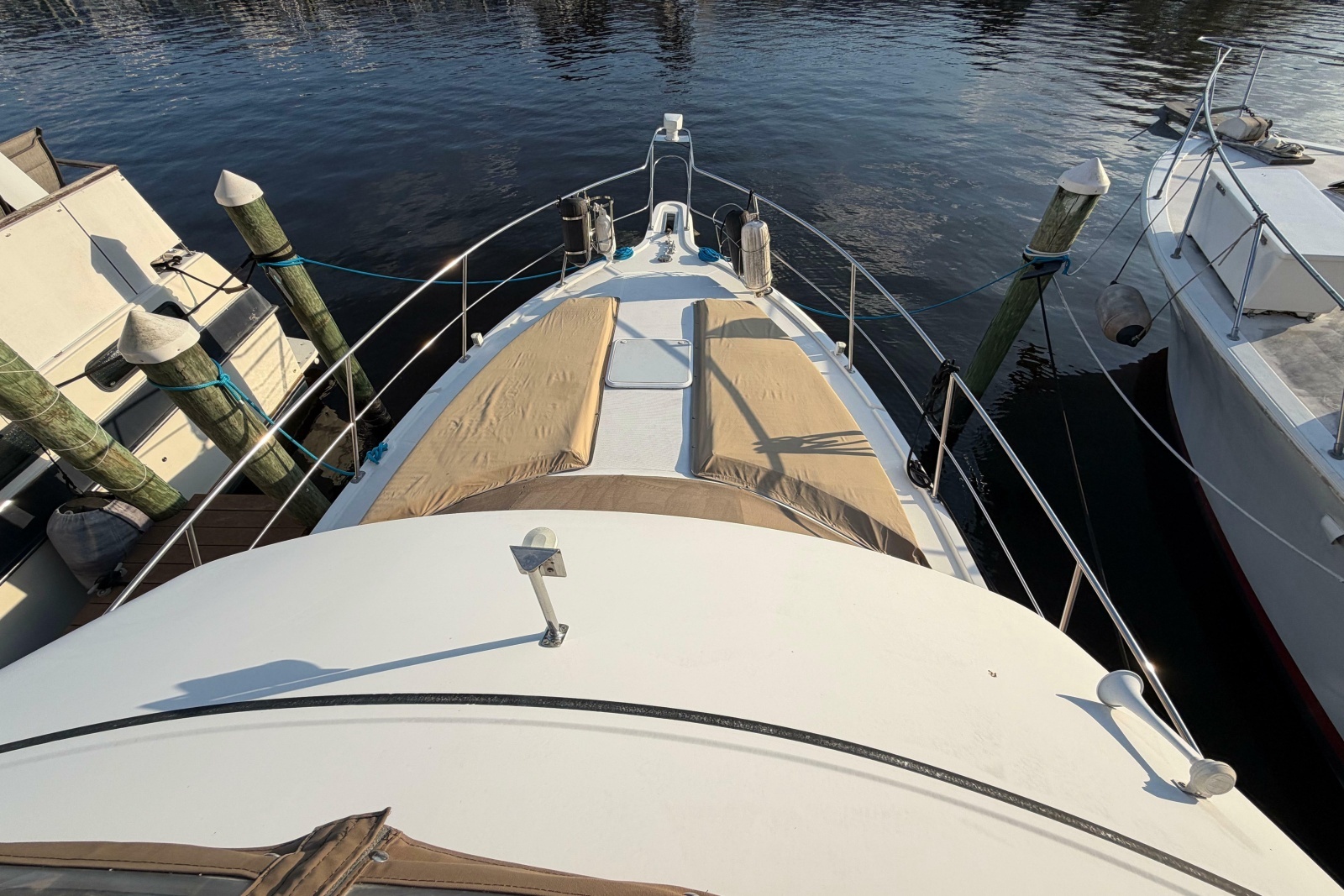 2000 Carver 356 Aft Cabin Motor Yacht