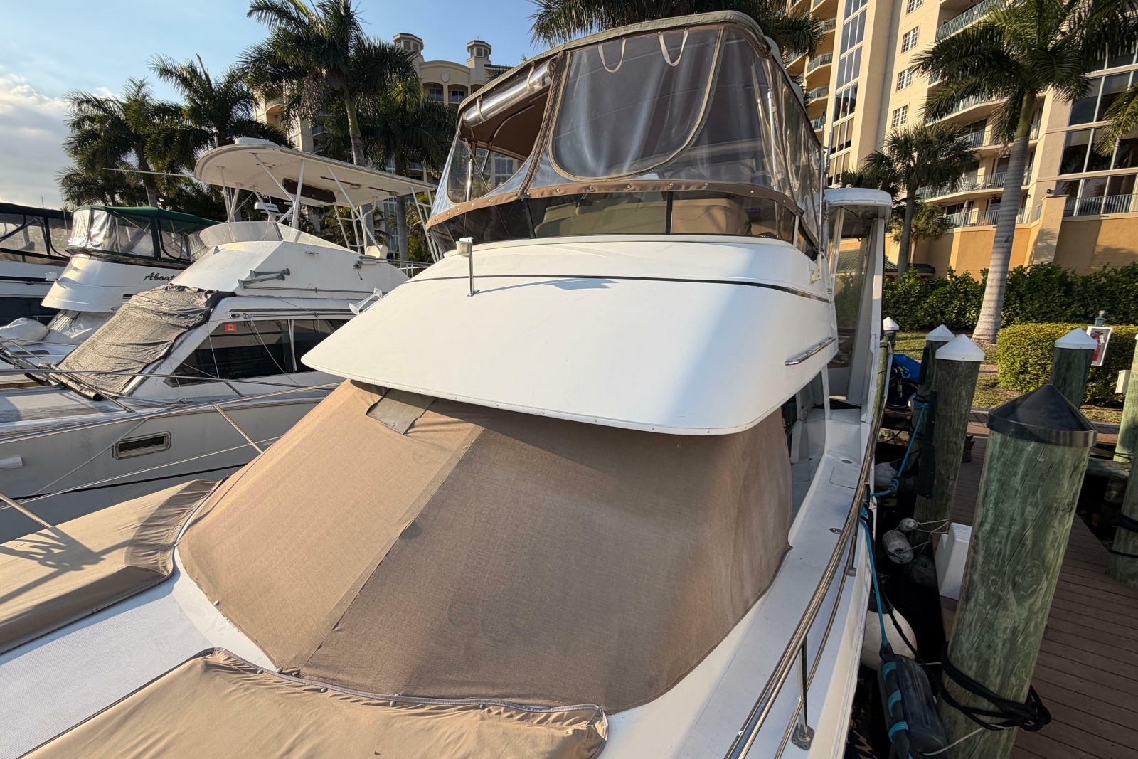 2000 Carver 356 Aft Cabin Motor Yacht