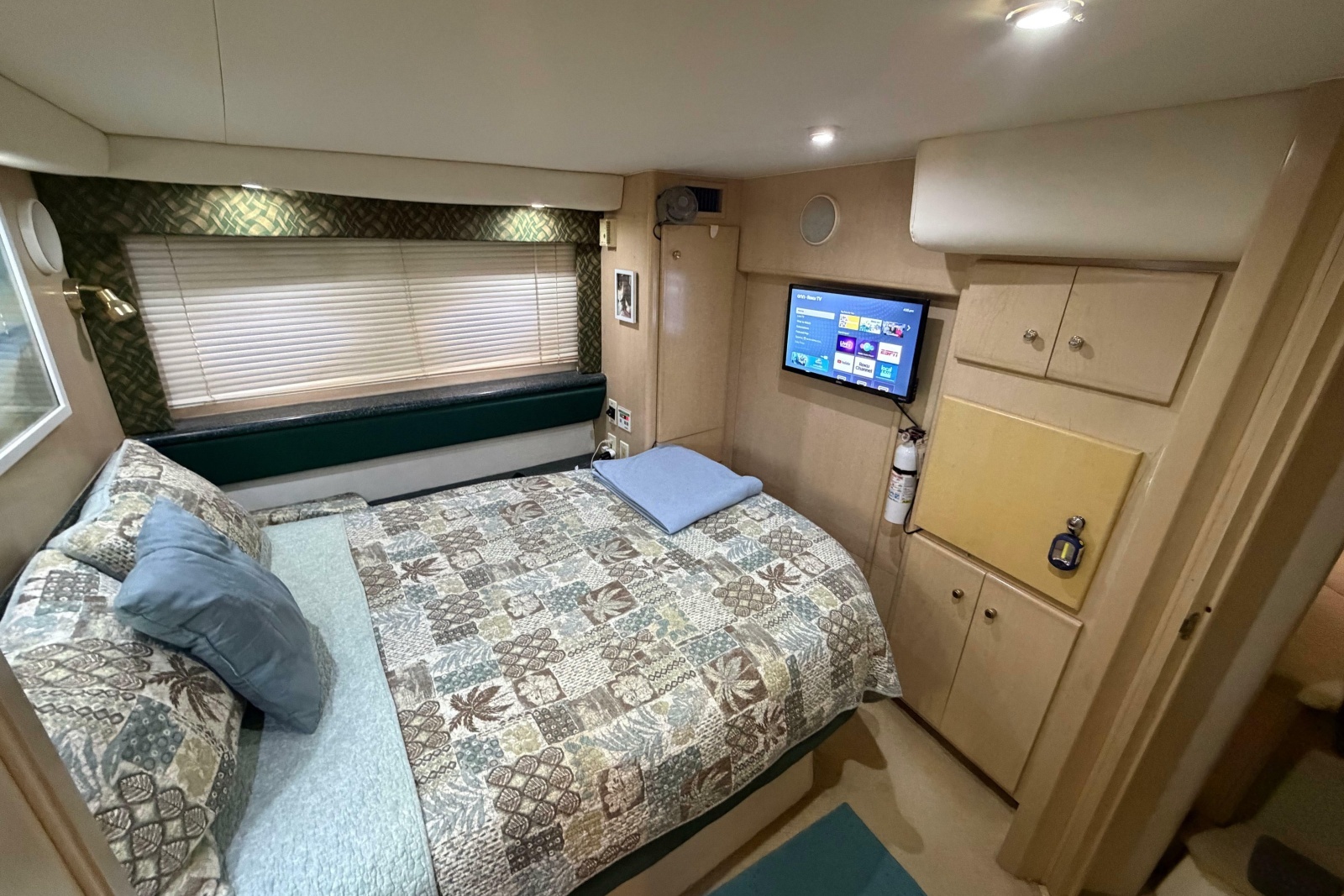 2000 Carver 356 Aft Cabin Motor Yacht