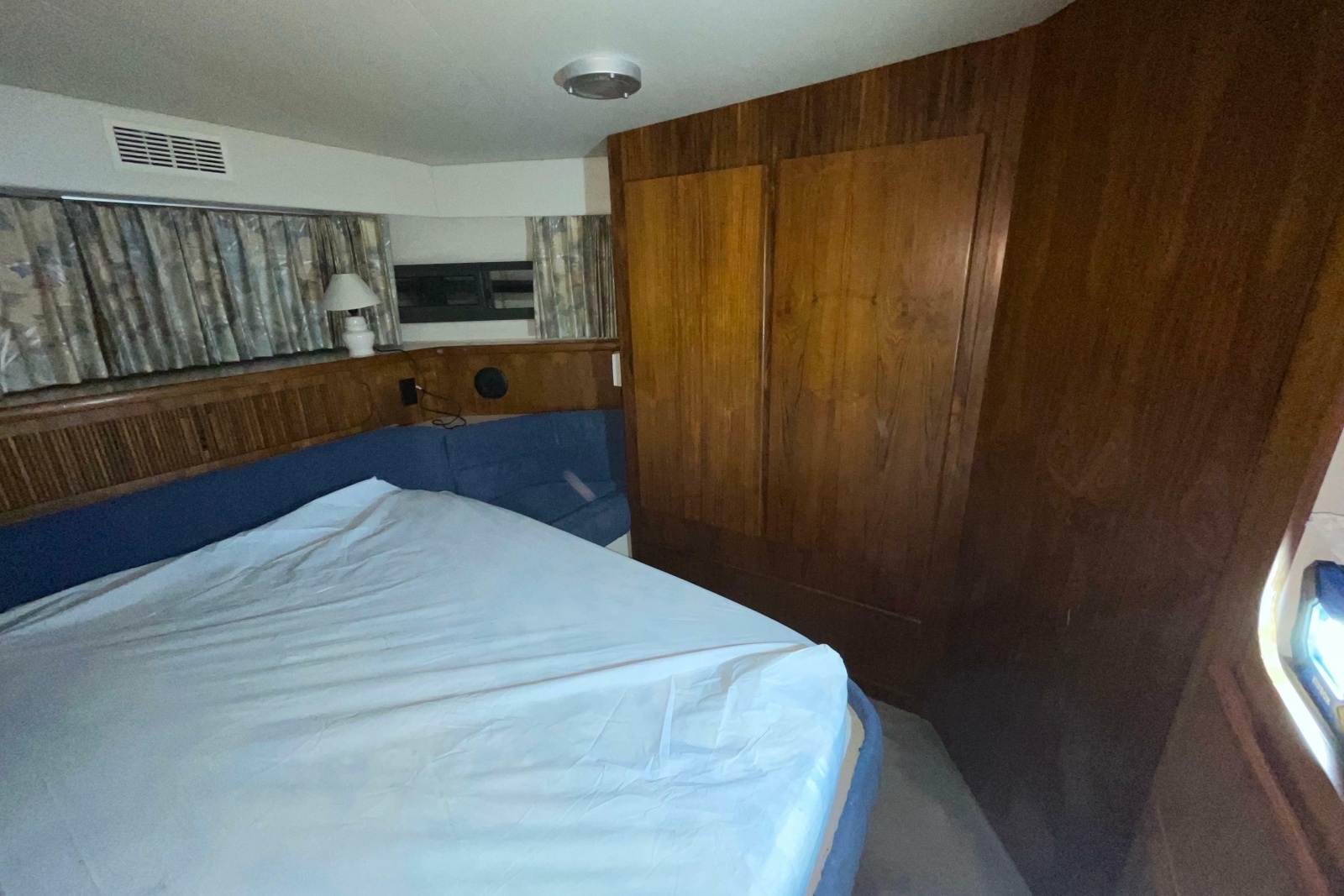 1994 Carver 370 Aft Cabin Motor Yacht