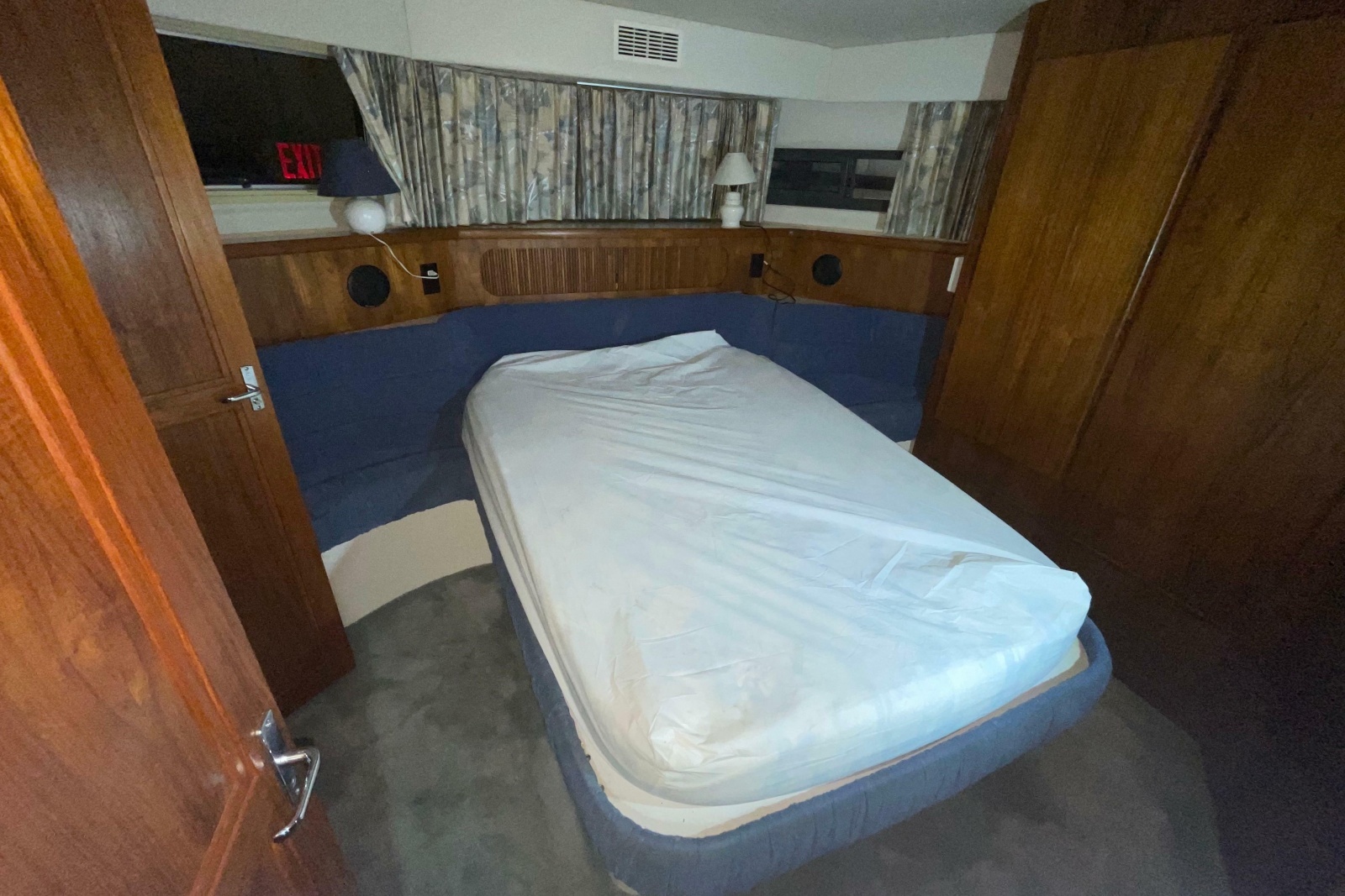 1994 Carver 370 Aft Cabin Motor Yacht