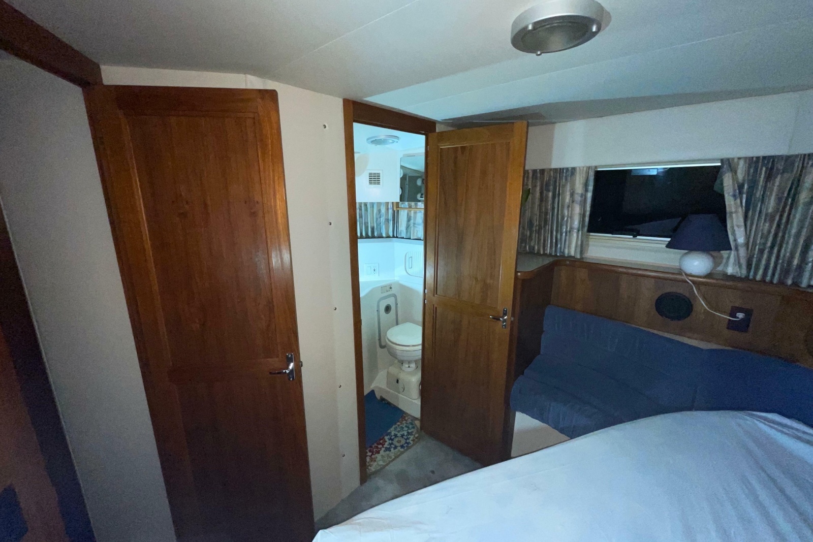 1994 Carver 370 Aft Cabin Motor Yacht