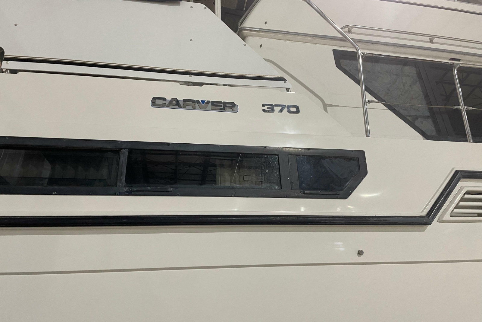 1994 Carver 370 Aft Cabin Motor Yacht