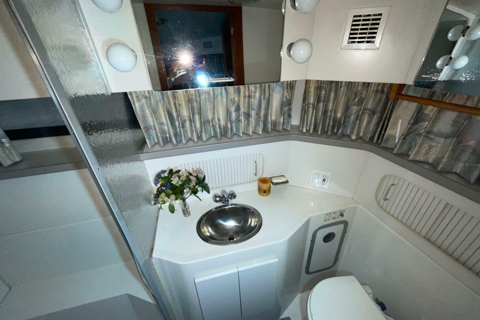 1994 Carver 370 Aft Cabin Motor Yacht