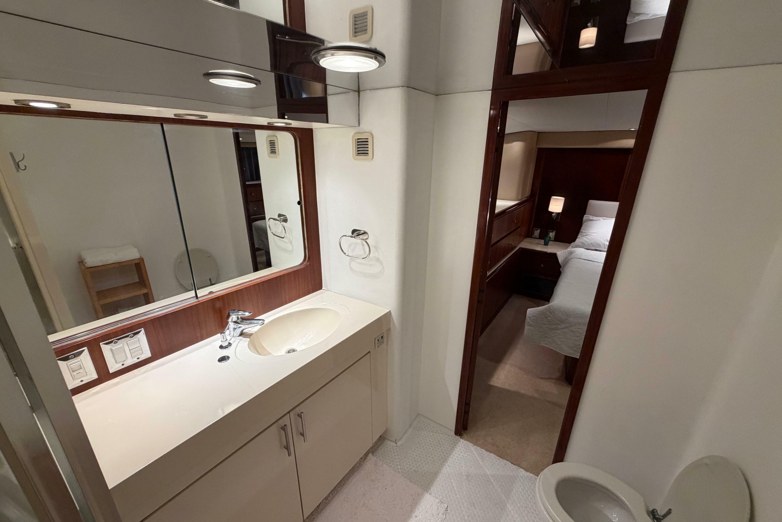 1991 Hatteras 70 Cockpit Motor Yacht
