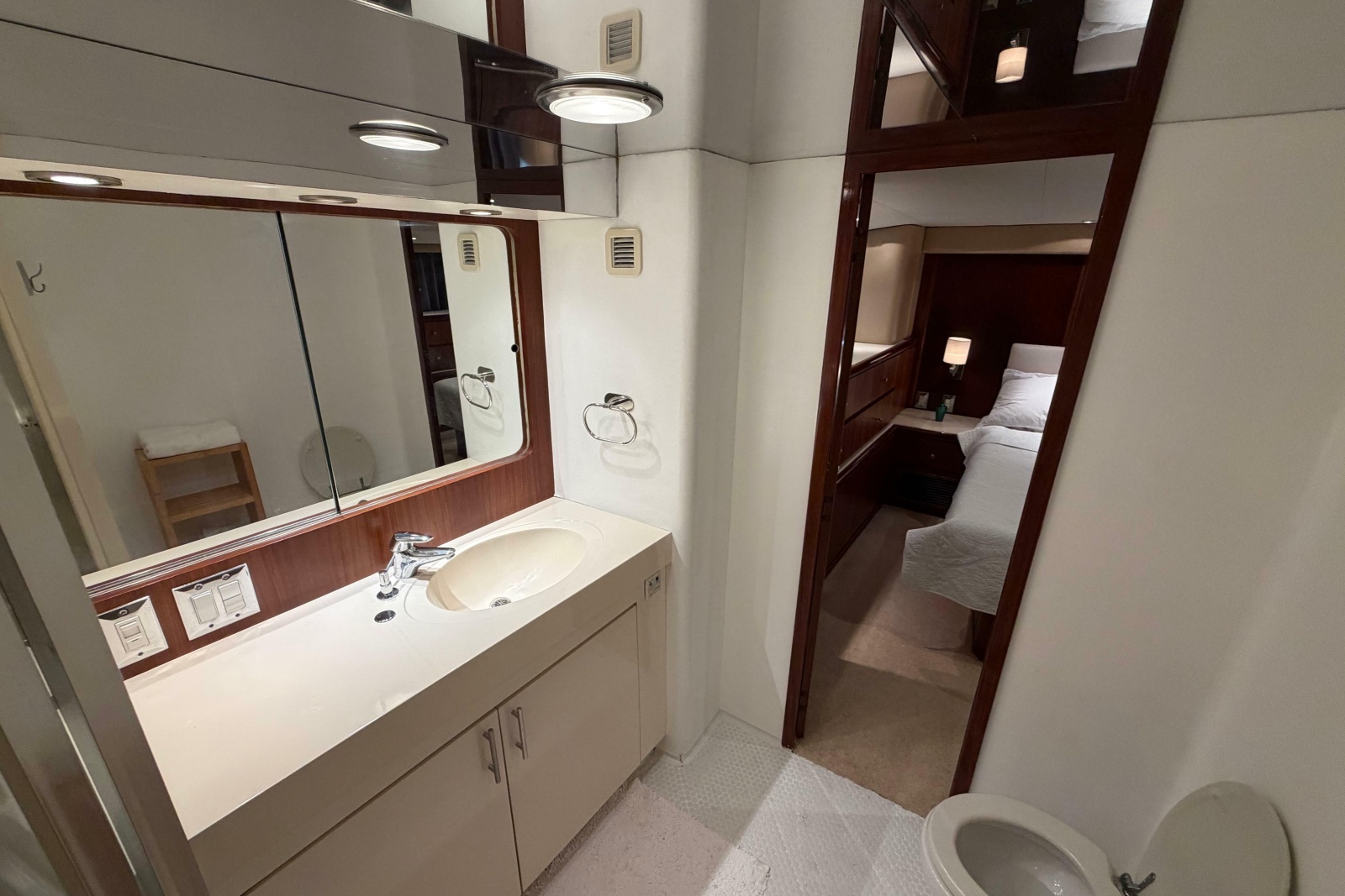 1991 Hatteras 70 Cockpit Motor Yacht