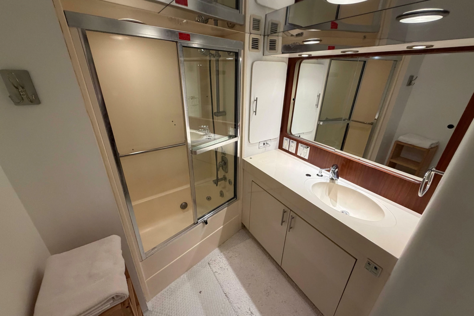 1991 Hatteras 70 Cockpit Motor Yacht