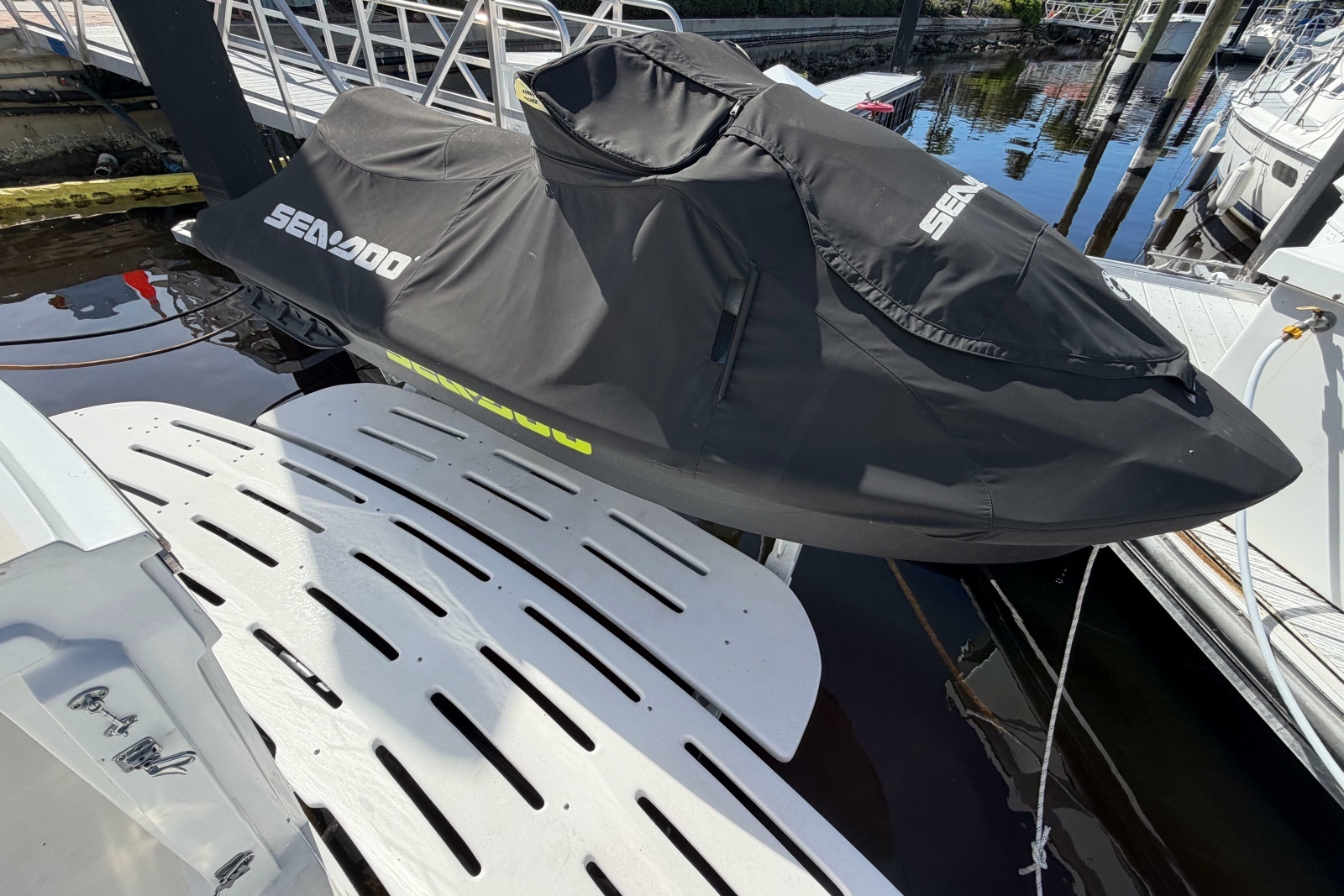 1991 Hatteras 70 Cockpit Motor Yacht