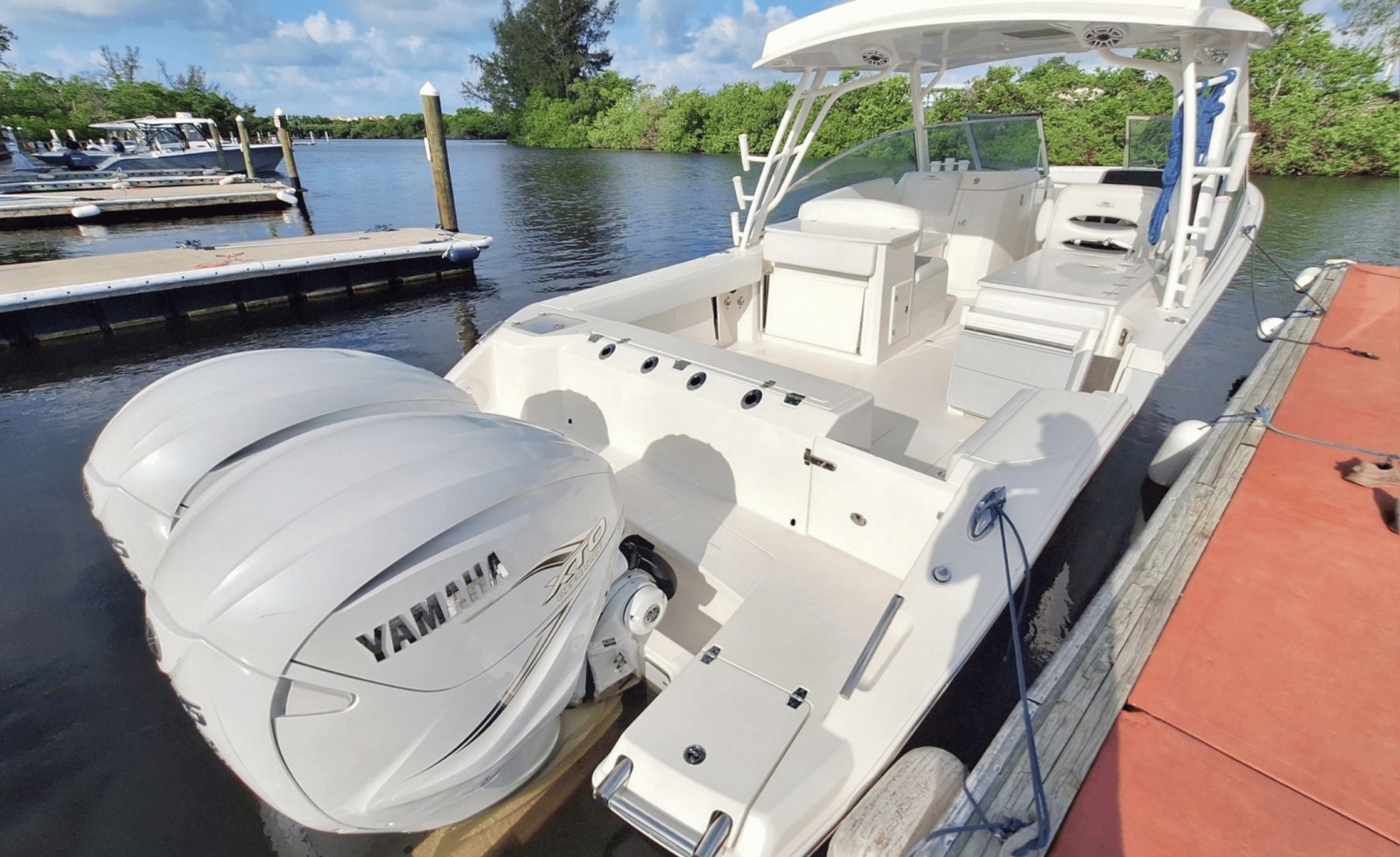 2021 Cobia 330DC