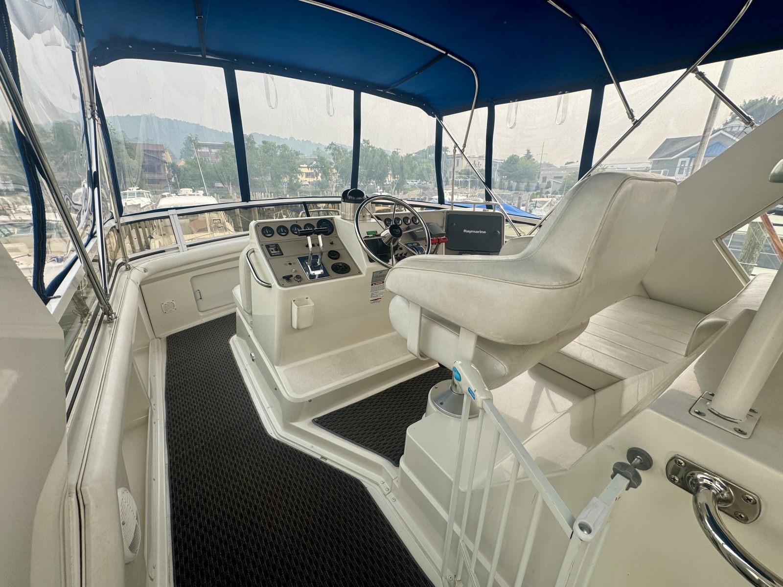1997 Carver 445 Aft Cabin