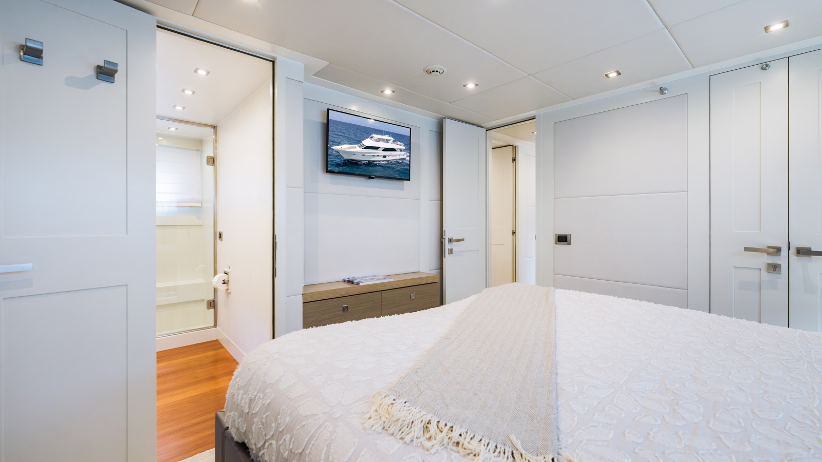Starboard VIP looking inboard