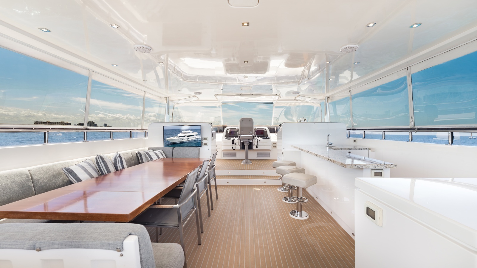 Two level Flybridge deck