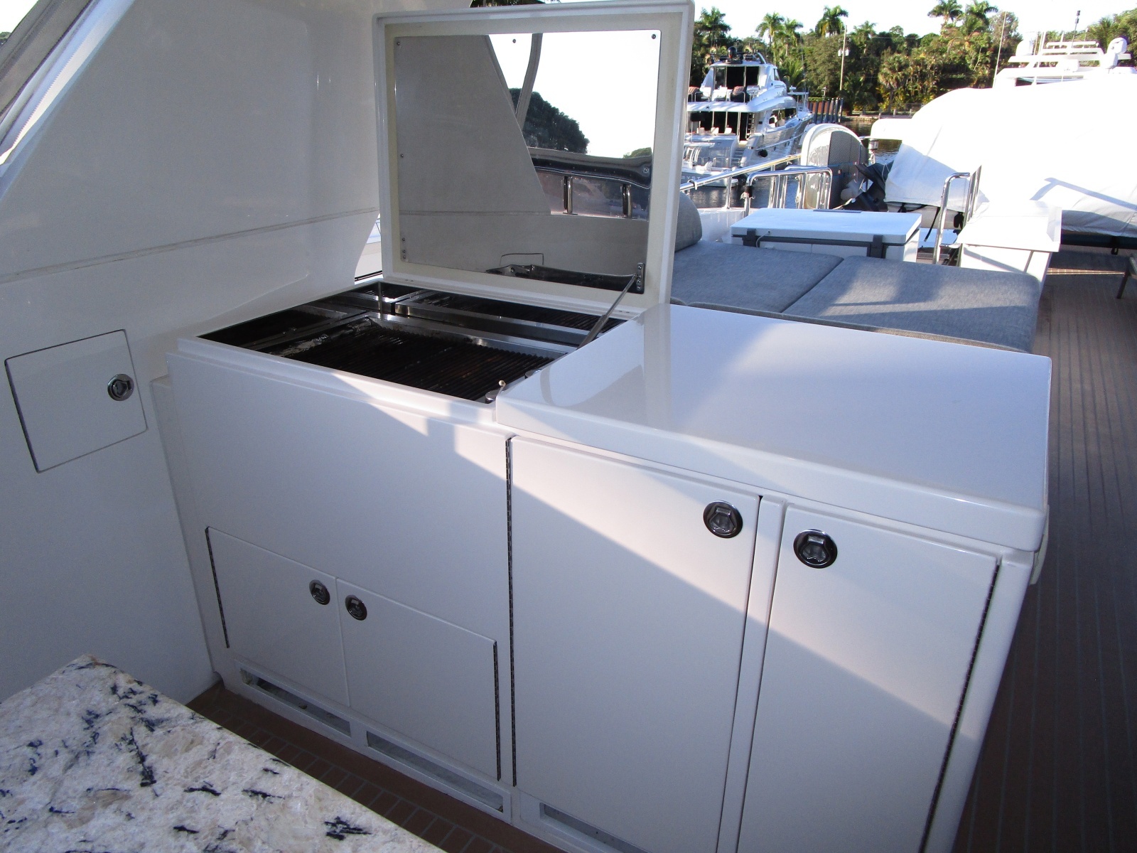 Grill to starboard