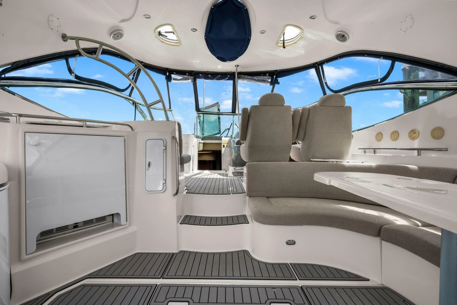 2005 Cruisers Yachts 520 Express