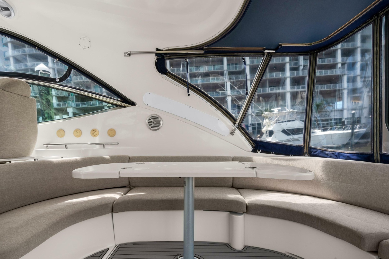 2005 Cruisers Yachts 520 Express