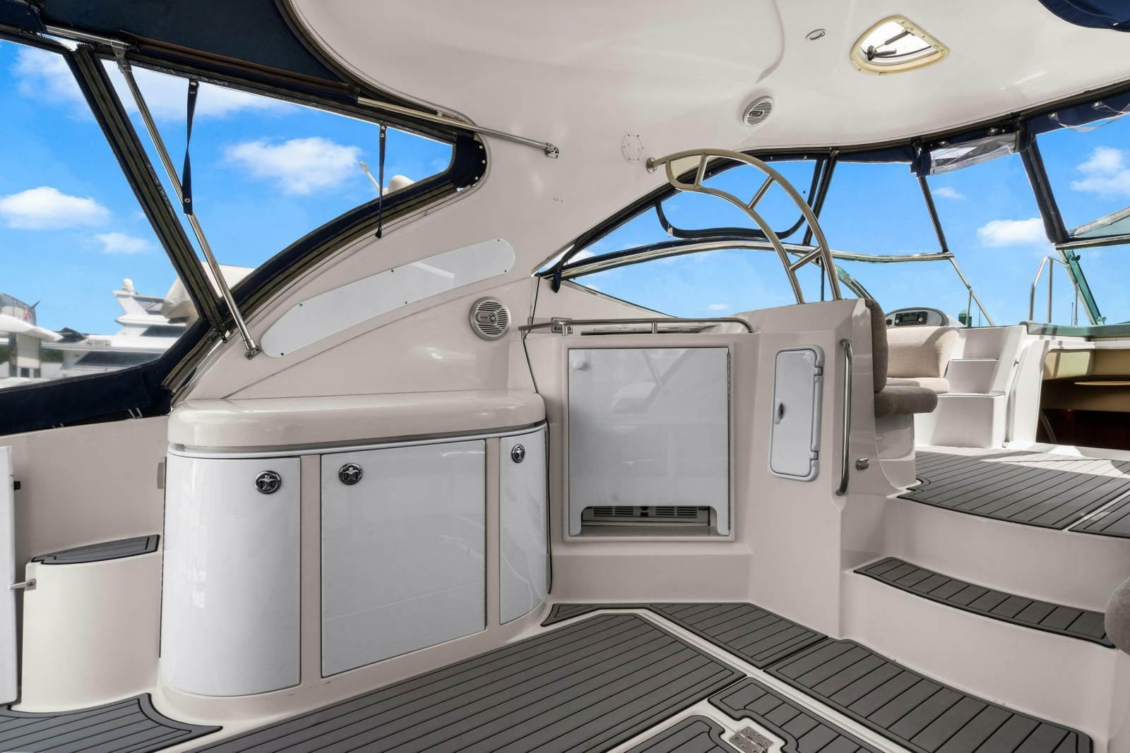2005 Cruisers Yachts 520 Express