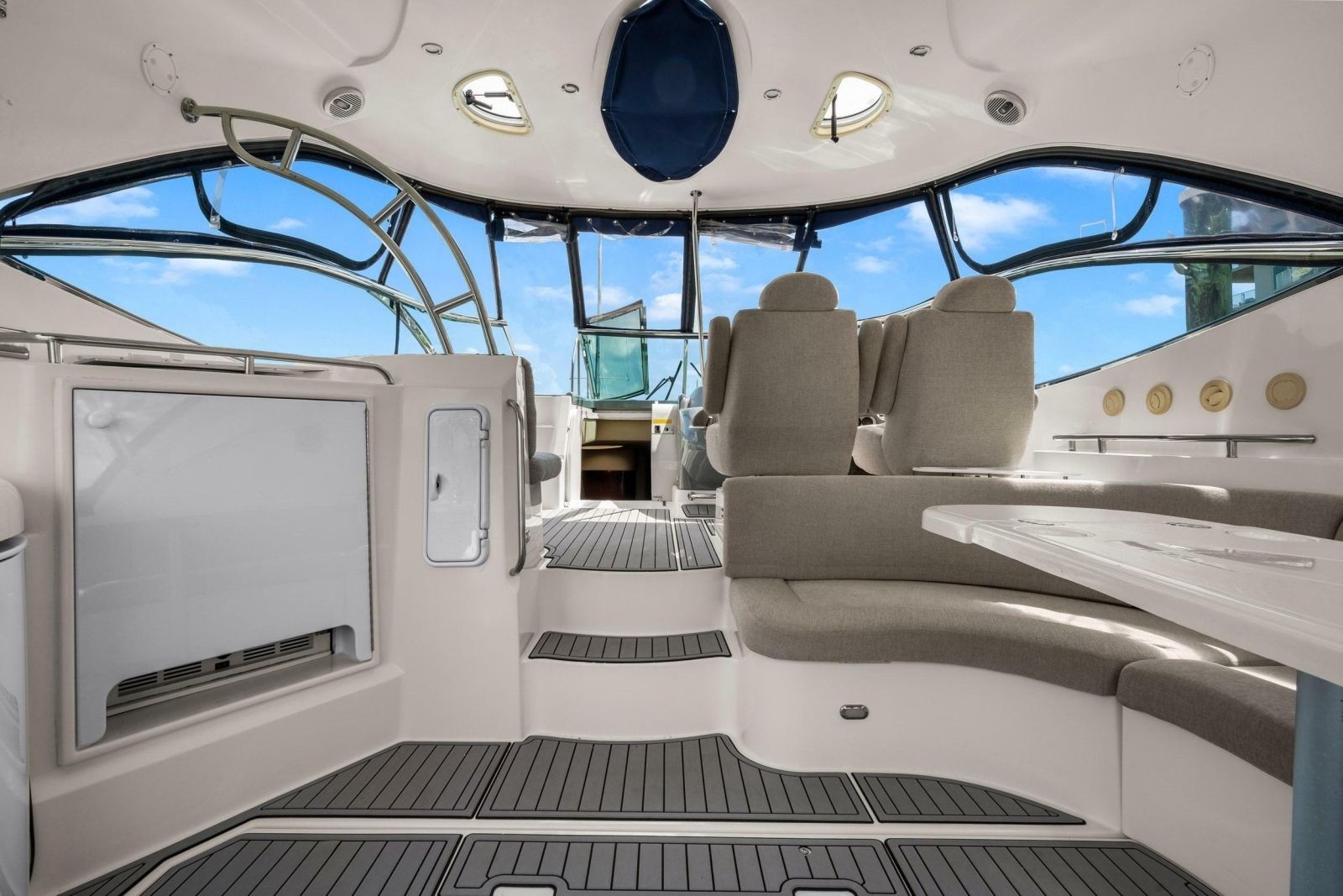2005 Cruisers Yachts 520 Express
