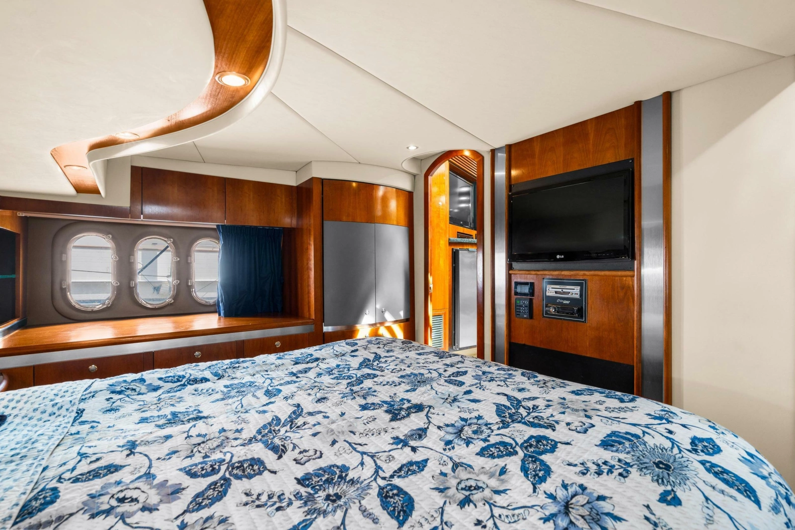 2005 Cruisers Yachts 520 Express