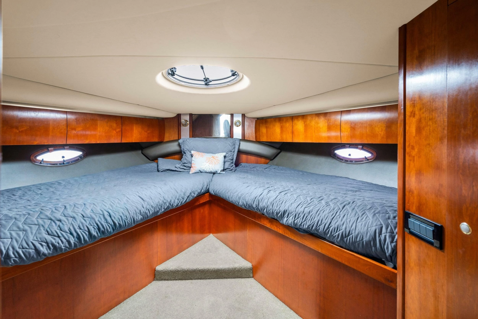 2005 Cruisers Yachts 520 Express