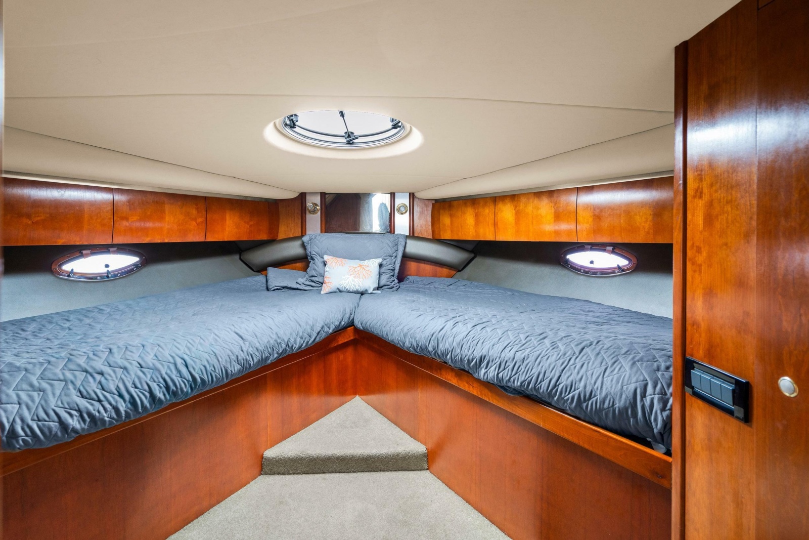 2005 Cruisers Yachts 520 Express