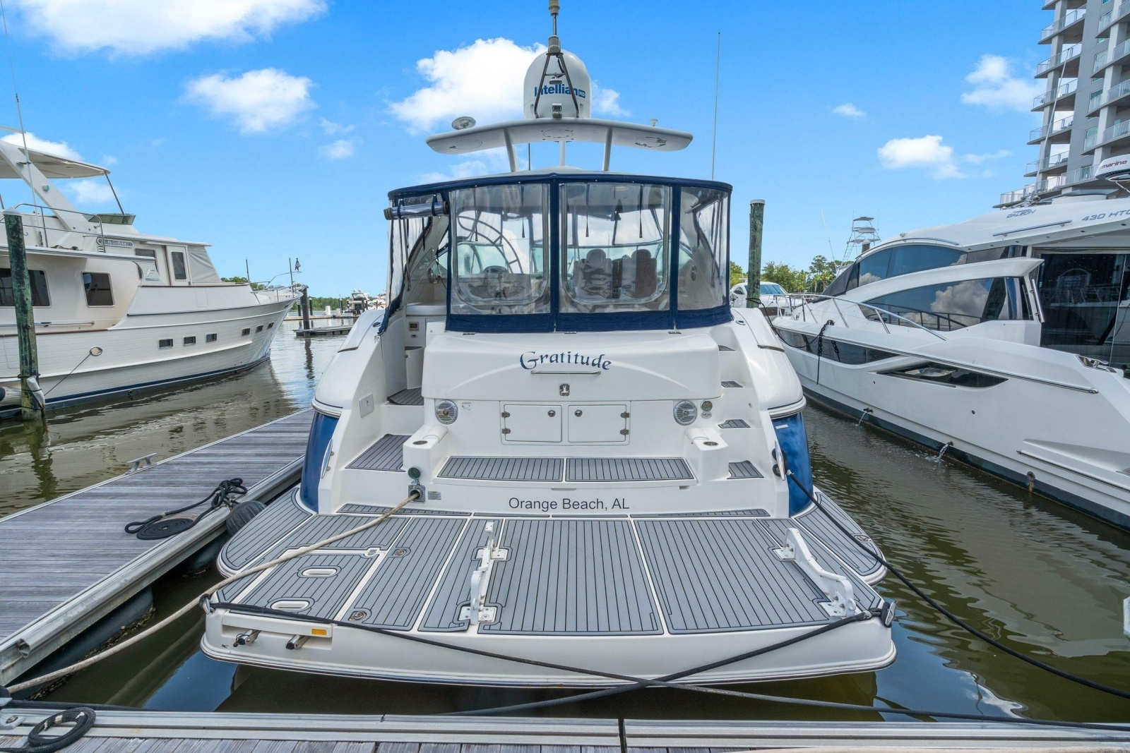 2005 Cruisers Yachts 520 Express