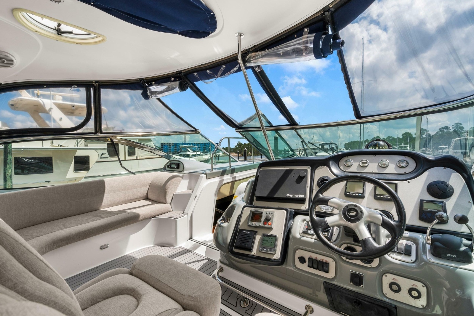 2005 Cruisers Yachts 520 Express