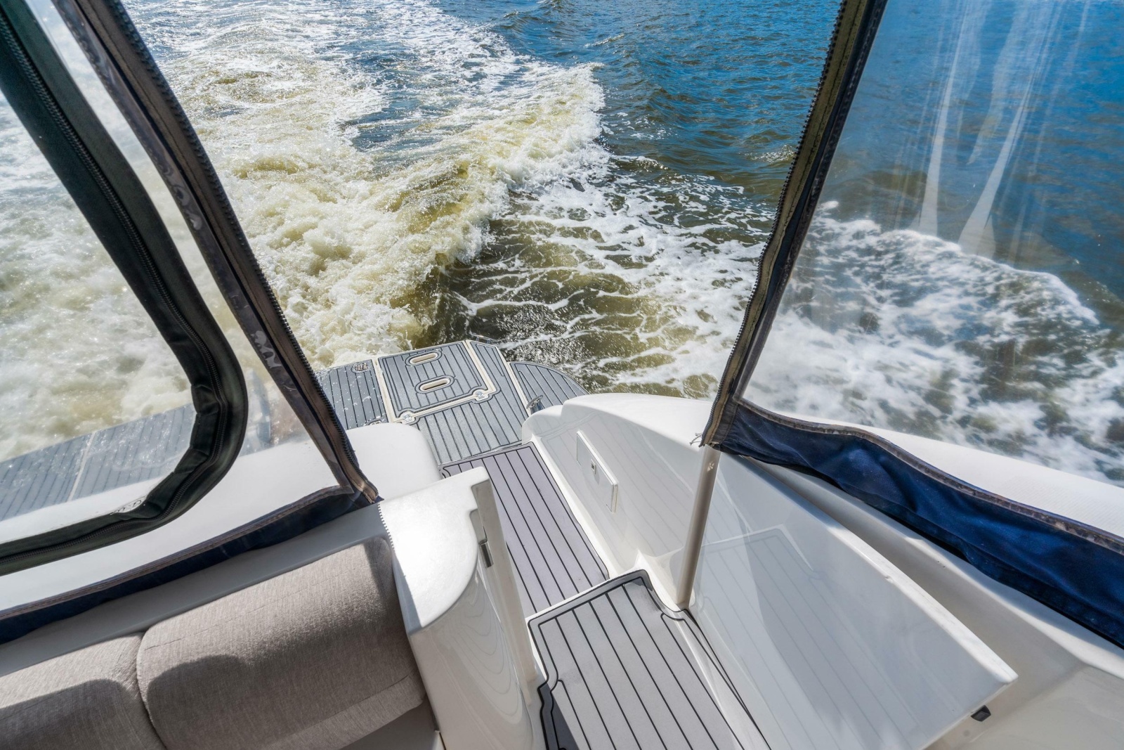 2005 Cruisers Yachts 520 Express