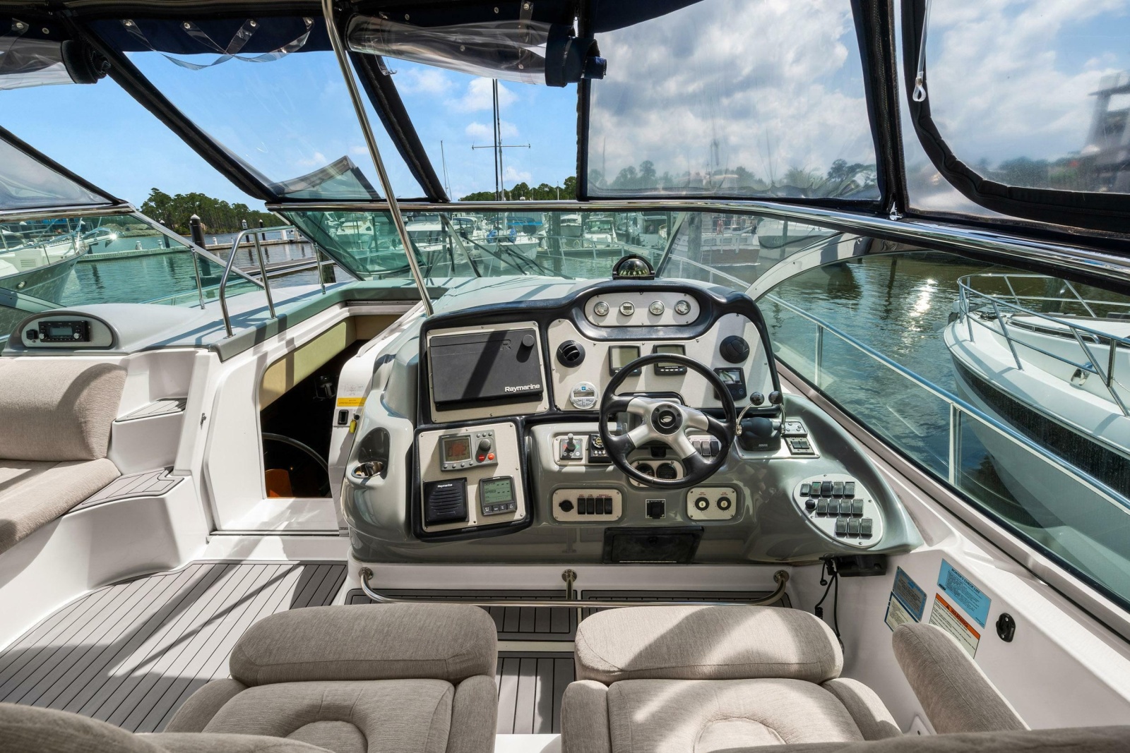 2005 Cruisers Yachts 520 Express