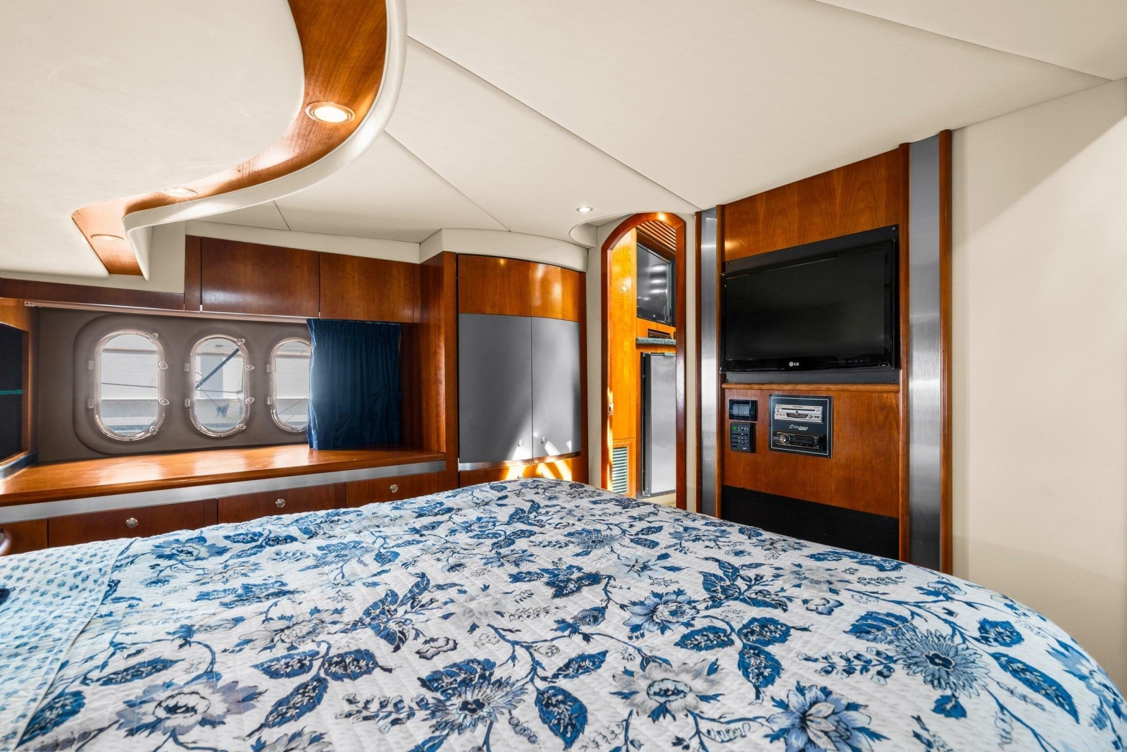 2005 Cruisers Yachts 520 Express