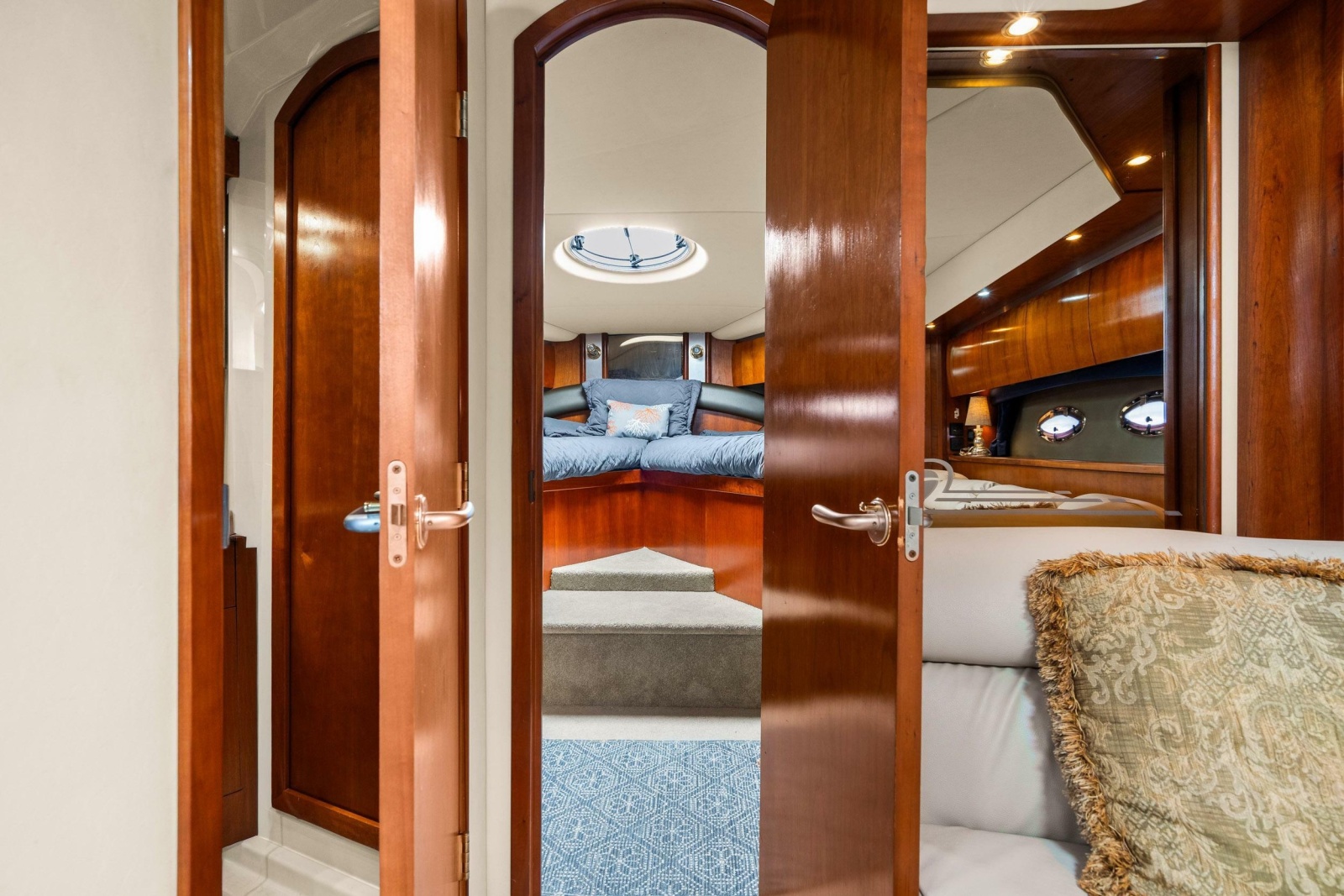 2005 Cruisers Yachts 520 Express