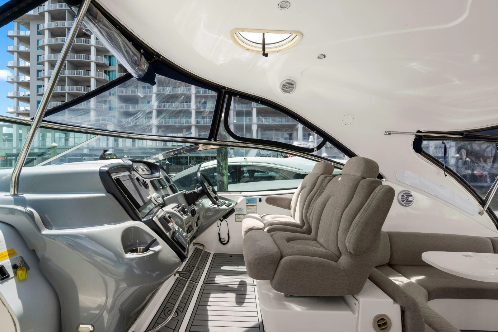 2005 Cruisers Yachts 520 Express