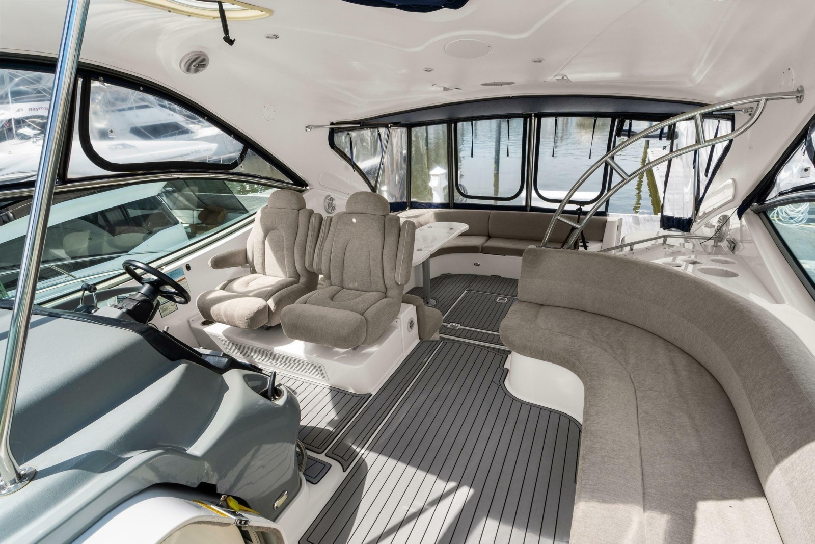 2005 Cruisers Yachts 520 Express