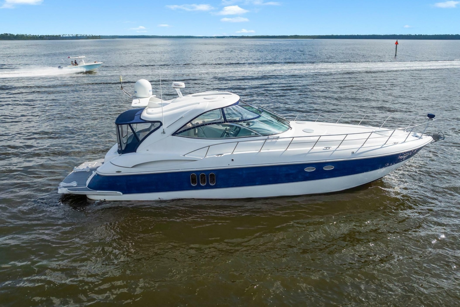 2005 Cruisers Yachts 520 Express