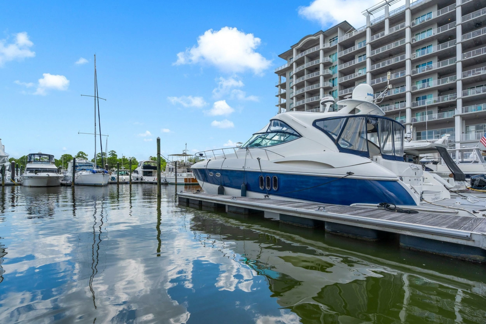 2005 Cruisers Yachts 520 Express