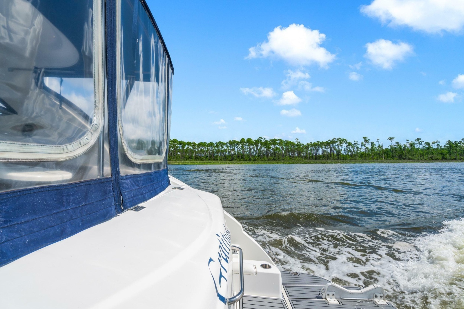 2005 Cruisers Yachts 520 Express