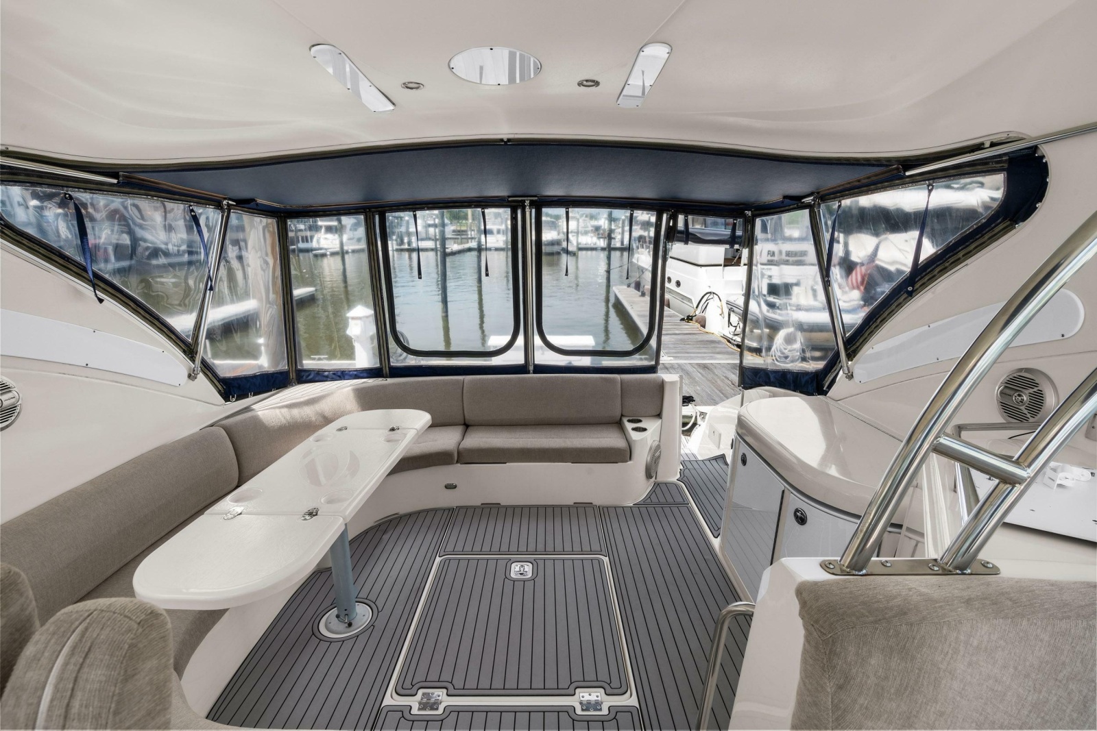 2005 Cruisers Yachts 520 Express