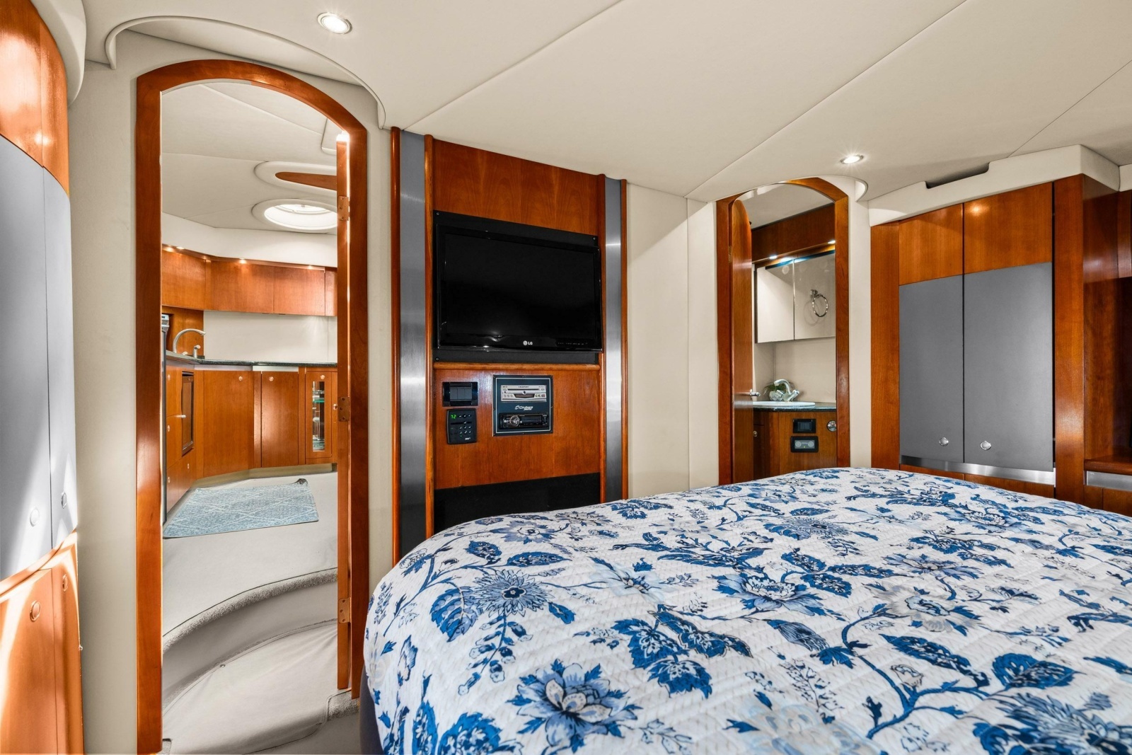 2005 Cruisers Yachts 520 Express