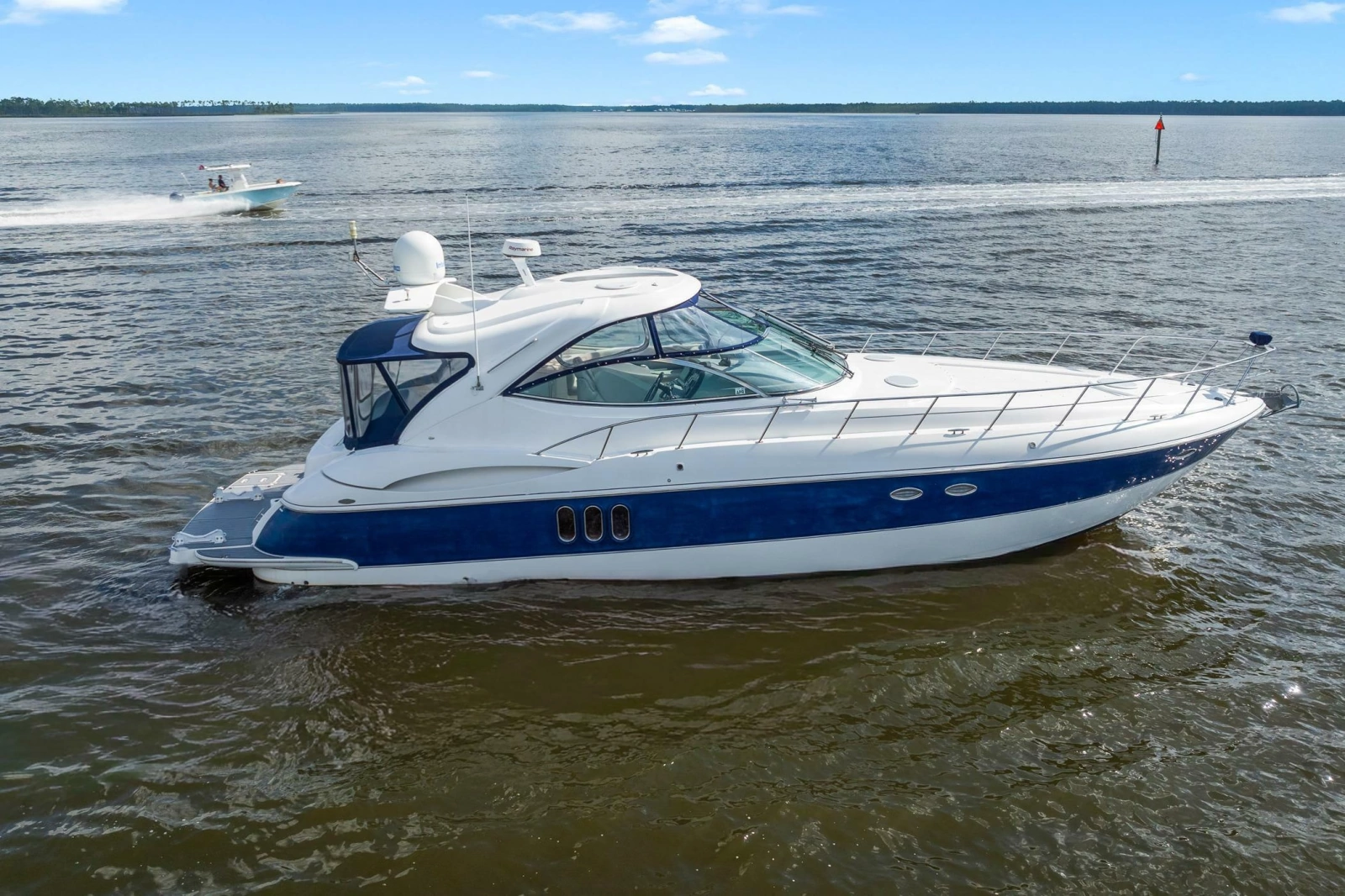 2005 Cruisers Yachts 520 Express
