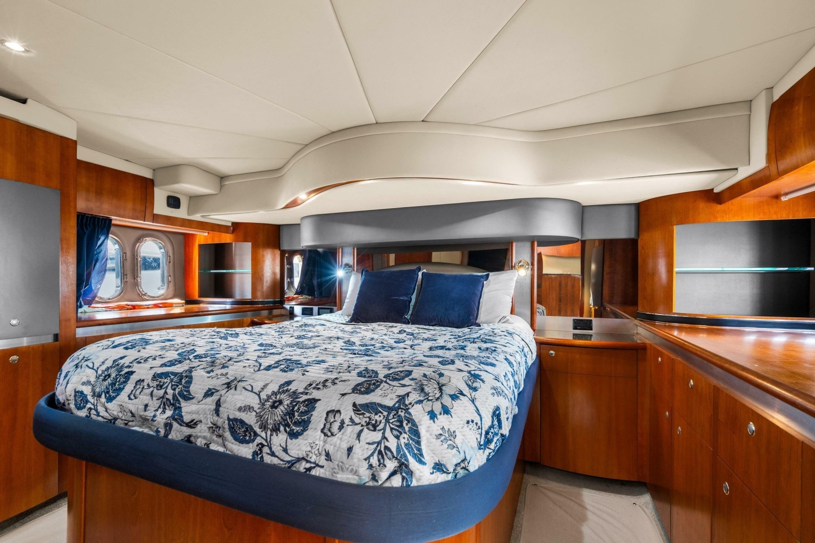 2005 Cruisers Yachts 520 Express