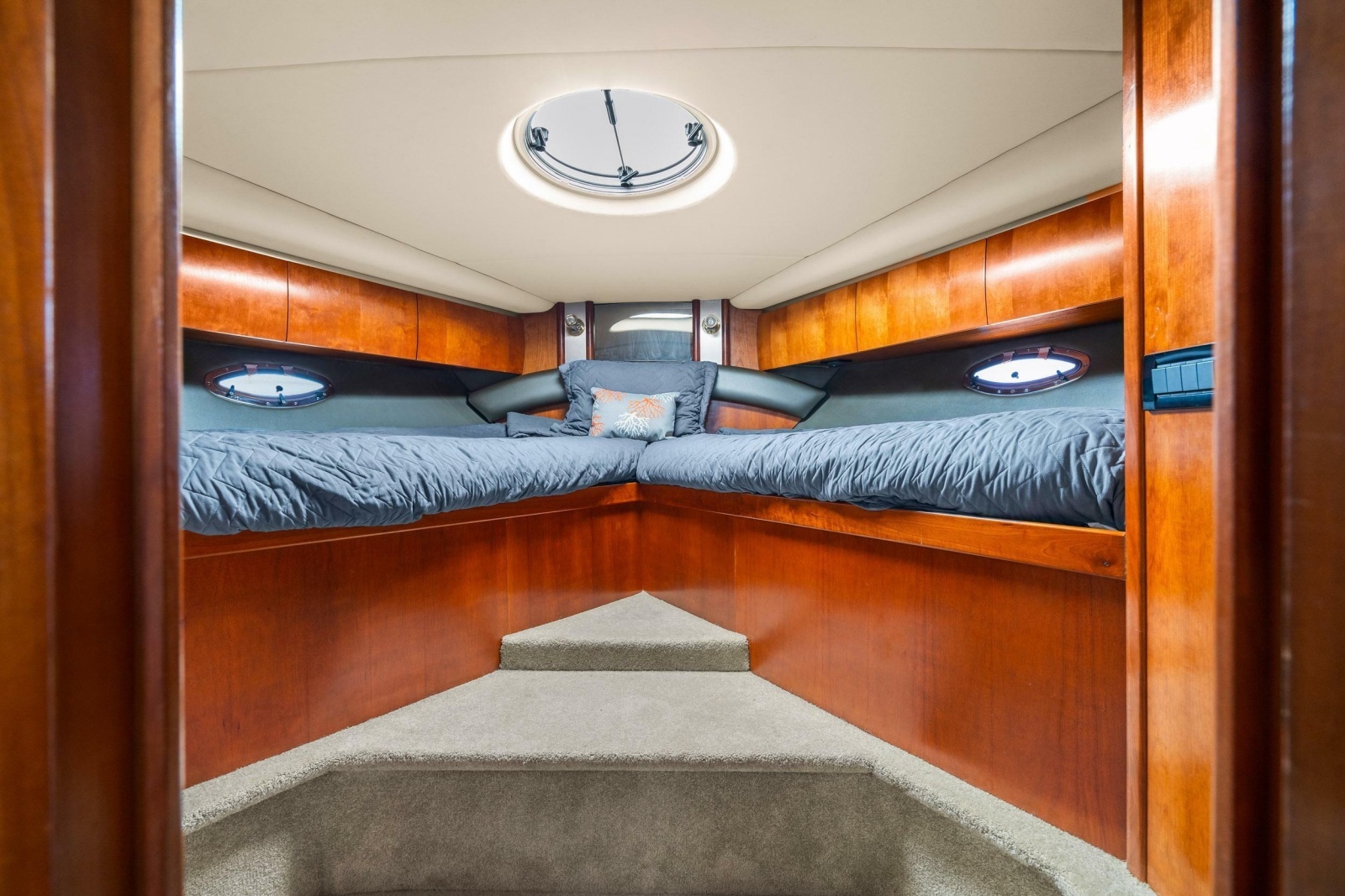 2005 Cruisers Yachts 520 Express