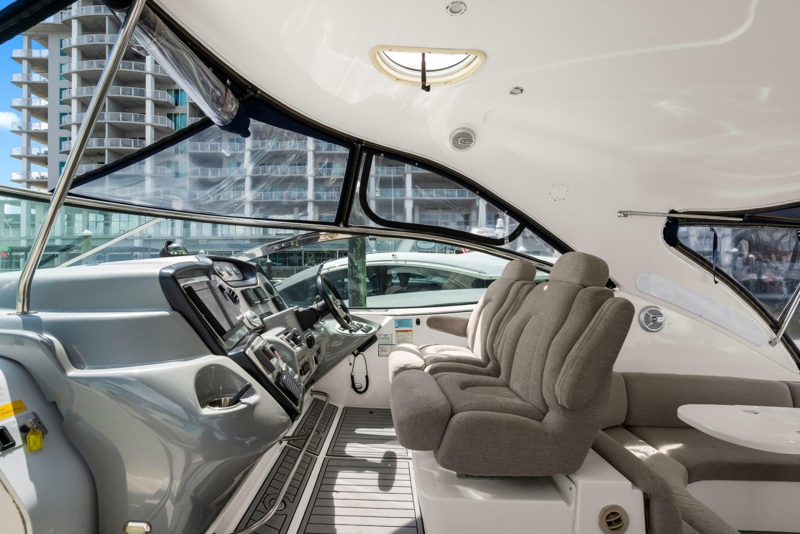 2005 Cruisers Yachts 520 Express