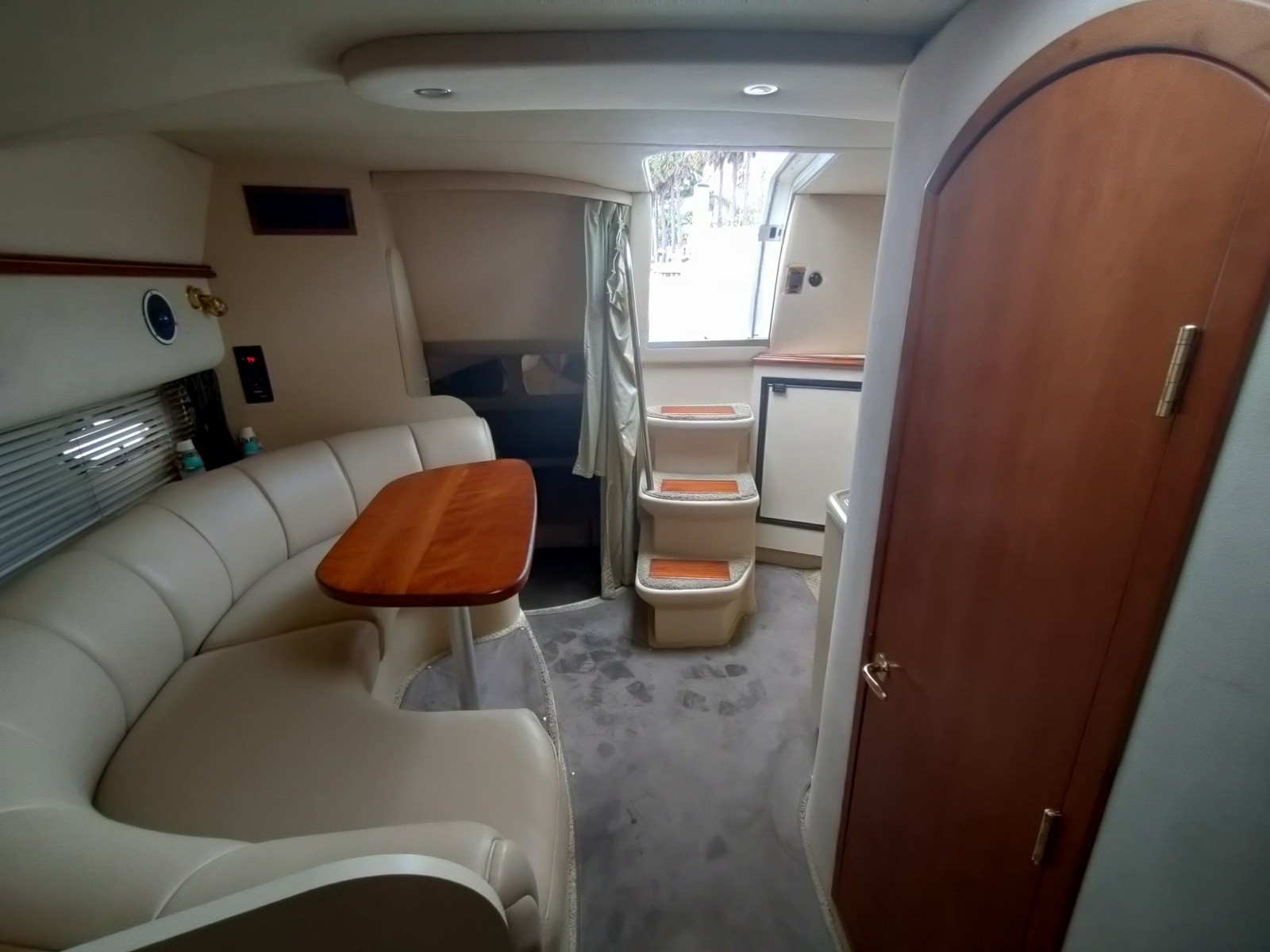 2002 Cruisers Yachts 3372 Express