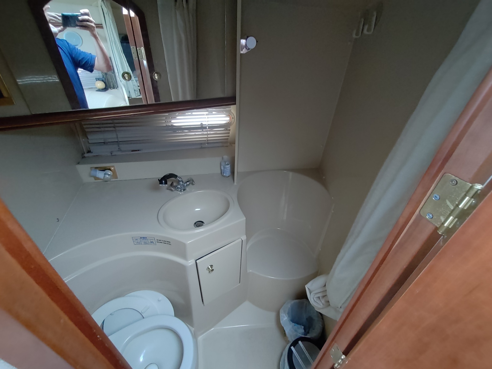 2002 Cruisers Yachts 3372 Express